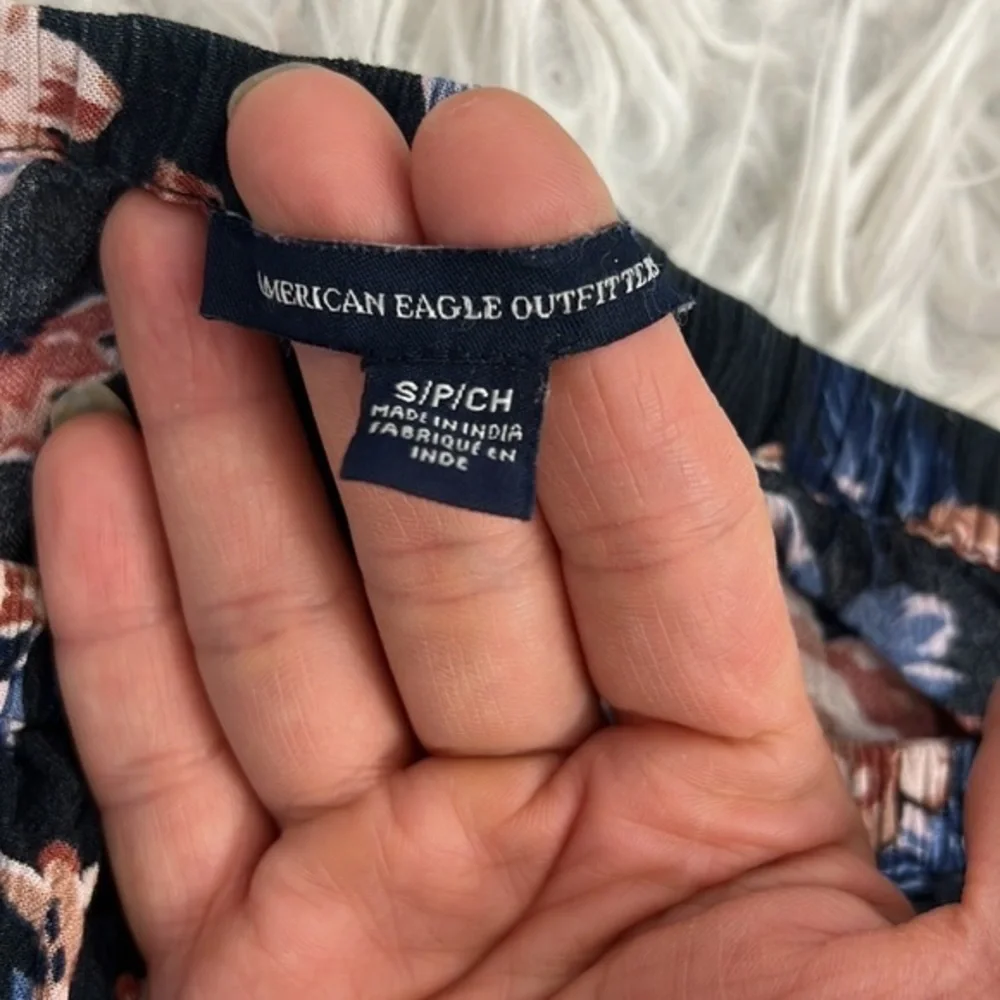 AMERICAN EAGLE FLORAL OFF‎ SHOULDER BLOUSE
